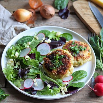 Salzburger Kaspressknödel lecker angerichtet auf einem Teller mit Salat