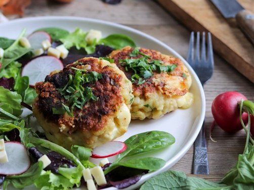 Salzburger Kaspressknödel lecker angerichtet auf einem Teller mit Salat